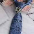 Blaue Paisley Krawatte mit funkelndem Strass Schiffsrad Krawattenring für Herren. - Ruder Schwarzer Strass Krawattenklammer / Gold - Blaues Paisley
