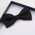Elegante farfallina nera da uomo a doppio strato con trama raffinata, presentata in scatola regalo. - Farfallino Quadri Diagonali Nero