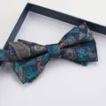 Farfallino uomo blu fantasia cachemire doppio strato per abito da sposa formale e affari. - Farfallino Porcellana Blu e Bianca