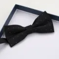 Farfallina nera a pois da uomo, vista dettagliata di un accessorio formale classico. - Farfallino Twill Pois Bianco Nero