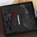 Stijlvolle heren zwarte stropdas en vlinderdas set met zakdoek en elegant bloemmotief. - Handgeknoopt 5-Delige Set / Zwart