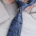 Set cravatta da uomo vintage blu cachemire business con elegante spilla anello di strass. - Vintage Argento Fermacravatta Strass Blu / Paisley Blu