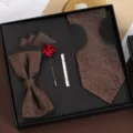 Heren vintage bruine stropdas vlinderdas pochet broche dasclip cadeaubox set huwelijk - Handgeknoopt 5-Delige Set / Bruin