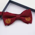 Farfallino doppio bordeaux con ricamo dorato, perfetto per lo sposo e abiti formali eleganti. - Farfallino Twill Felicità Rotonda Rosso Vino