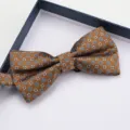 Elegante farfallino doppio da uomo con motivo classico retrò per matrimoni formali. - Farfallino Floreale Kaki