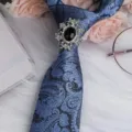 Cravatta vintage blu da uomo con fantasia paisley, spilla in strass e anello feromacravatta. - Ovale Argento Pietra Nera Fermacravatta / Paisley Blu