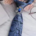 Elegante cravatta blu paisley con spilla di strass scintillante variante raffinata. - Ovale Argento Pietra Blu Fermacravatta / Paisley Blu