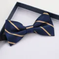 Farfallina uomo blu scuro con righe oro, elegante accessorio formale per matrimonio classico. - Farfallino Rigato Blu Scuro Giallo