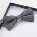 Farfallina grigia a righe da uomo, elegante accessorio formale per matrimoni in confezione. - Farfallino Righe Scure Grigio Chiaro