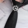 Anello per cravatta a ruota di timone con strass da uomo, elegante fermacravatta argento variante. - Timone Fermacravatta Strass Bianco / Argento - Paisley Nero