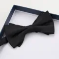 Farfallino nero testurizzato da uomo, classico accessorio formale in elegante confezione. - Farfallino Fiocco di Neve Nero