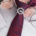 Elegante anello cravatta ruota di nave con strass uomo clip vintage spilla da abito - Timone Fermacravatta Strass Bianco / Argento - Paisley Rosso Blu