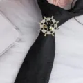 Anello per cravatta vintage da uomo con timone in strass e cravatta nera con motivo elegante. - Timone Fermacravatta Strass Nero / Oro - Paisley Nero