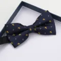 Farfallino da uomo blu scuro con motivi di cani gialli e croci bianche in confezione. - Farfallino Pony Figo