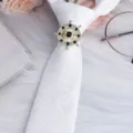 Anello per cravatta timone strass da uomo spilla per camicia accessorio colletto elegante - Timone Fermacravatta Strass Nero / Oro - Paisley Bianco