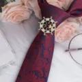 Anello per cravatta vintage con strass a ruota di timone per uomo accessorio elegante. - Timone Fermacravatta Strass Nero / Oro - Paisley Rosso Blu
