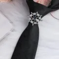 Anello per cravatta uomo strass ruota nave fermacravatta argento accessorio elegante uomo - Timone Fermacravatta Strass Nero / Argento - Paisley Nero
