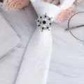 Elegante anello per cravatta da uomo con strass a ruota di timone, accessorio vintage. - Timone Fermacravatta Strass Nero / Argento - Paisley Bianco