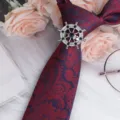 Spilla anello per cravatta ruota di nave vintage strass con cravatta paisley rossa. - Timone Fermacravatta Strass Nero / Argento - Paisley Rosso Blu