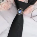 Elegante spilla con anello per cravatta in strass da uomo, accessorio di cristallo blu. - Vintage Oro Fermacravatta Strass Blu / Paisley Nero