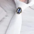 Spilla anello per cravatta con strass blu vintage e cravatta con motivo bianco. - Vintage Oro Fermacravatta Strass Blu / Paisley Bianco
