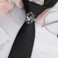 Uomini vintage strass anello cravatta clip, cravatta nera fantasia variante, design elegante. - Vintage Argento Fermacravatta Strass Bianco / Paisley Nero