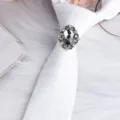 Elegante anello per cravatta da uomo in metallo argentato con cristalli per camicia da affari. - Vintage Argento Fermacravatta Strass Bianco / Paisley Bianco