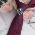 Anello cravatta strass vintage da uomo, elegante variante clip colletto cristallo. - Vintage Argento Fermacravatta Strass Bianco / Rosso Blu Paisley