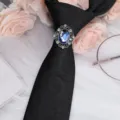 Elegante spilla anello per cravatta strass vintage uomo con cravatta nera paisley. - Vintage Argento Fermacravatta Strass Blu / Paisley Nero