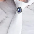 Cravatta da uomo vintage business con clip anello spilla in cristallo blu, elegante. - Vintage Argento Fermacravatta Strass Blu / Paisley Bianco