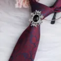 Anello per cravatta vintage in strass argento con cravatta classica rossa motivo paisley. - Ovale Argento Pietra Nera Fermacravatta / Rosso Blu Paisley