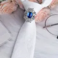 Spilla clip anello cravatta strass vintage di lusso da uomo con cravatta a motivi bianchi SKU - Ovale Argento Pietra Blu Fermacravatta / Paisley Bianco