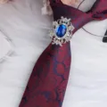 Anello per cravatta vintage con strass blu e cravatta classica con motivo paisley. - Ovale Argento Pietra Blu Fermacravatta / Rosso Blu Paisley