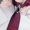 Spilla fermacravatta corona di cristallo vintage con cravatta fantasia per uomo. - Corona Aquila Argento Fermacravatta Strass Nero / Rosso Blu Paisley