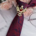 Fermacravatta da uomo con aquila bicipite vintage, elegante accessorio per colletto. - Aquila Bicipite Oro Fermacravatta / Rosso Blu Paisley