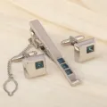 Vue détaillée de pince à cravate et boutons de manchette pour hommes aux cristaux bleus. - Cristal Bleue Foncée Pince à Cravate et Carré Strass Bleue Foncée Boutons de Manchette Set