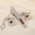 Détail boutons de manchette et pince à cravate, métal argenté avec pierre violette carrée. - Cristal Violet Pince à Cravate et Carré Strass Violet Boutons de Manchette Set