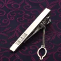 Pince a cravate argentee avec strass et chaine elegante pour costume homme formel. - Blanc