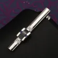 Dettaglio ravvicinato della fermacravatta argentata con pietra scura e strass luminosi. - Stellato Romantico Lungo Diamante Fermacravatta (Scatola Regalo)