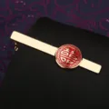 Dettaglio in primo piano della cravatta dorata con simbolo rosso del doppio felicità. - Rotondo Oro Doppio Felicità Fermacravatta (Scatola Regalo)