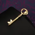 Dettaglio fermacravatta a chiave dorata, elegante accessorio in metallo per abiti da uomo. - Chiave Dorata Fermacravatta (Scatola Regalo)