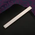 Primo piano dettagliato di un elegante fermacravatta in metallo argentato con finitura spazzolata. - Grigio Cannone Spazzolato Fermacravatta (Scatola Regalo)