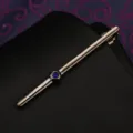 Primo piano di un'elegante fermacravatta argento con brillante pietra di cristallo blu. - Diamante Blu Grigio Cannone Fermacravatta (Scatola Regalo)