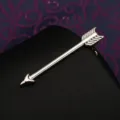 Primo piano fermacravatta argento a forma di freccia dettaglio per abito uomo formale. - Freccia di Cupido Fermacravatta (Scatola Regalo)