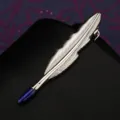 Dettaglio fermacravatta a piuma argentata, elegante accessorio da uomo per abito formale aziendale. - Ala d'Angelo (Bianco + Blu) Fermacravatta (Scatola Regalo)