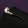 Primo piano di un elegante fermacravatta in metallo argento e nero, accessorio per abiti. - Pipa (Bianco + Nero) Fermacravatta (Scatola Regalo)