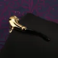 Primo piano dettagliato di un'elegante fermacravatta dorata e nera a forma di pipa per uomo. - Pipa (Oro + Nero) Fermacravatta (Scatola Regalo)