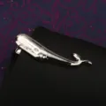Dettaglio fermacravatta balena argento, design in metallo elegante per abito formale uomo. - Delfino Argentato Fermacravatta (Scatola Regalo)