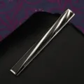 Primo piano dettagliato di un elegante fermacravatta geometrico argento e nero. - Linee Geometriche Argentate Fermacravatta (Scatola Regalo)