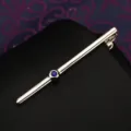 Primo piano dettagliato di un'elegante fermacravatta in metallo con pietra blu vivida. - Diamante Blu Argento Fermacravatta (Scatola Regalo)